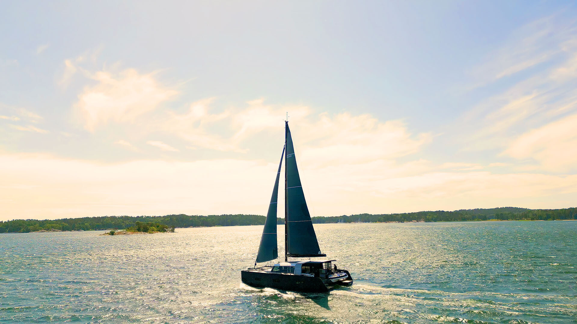 R5 sunny sailing low PS aft